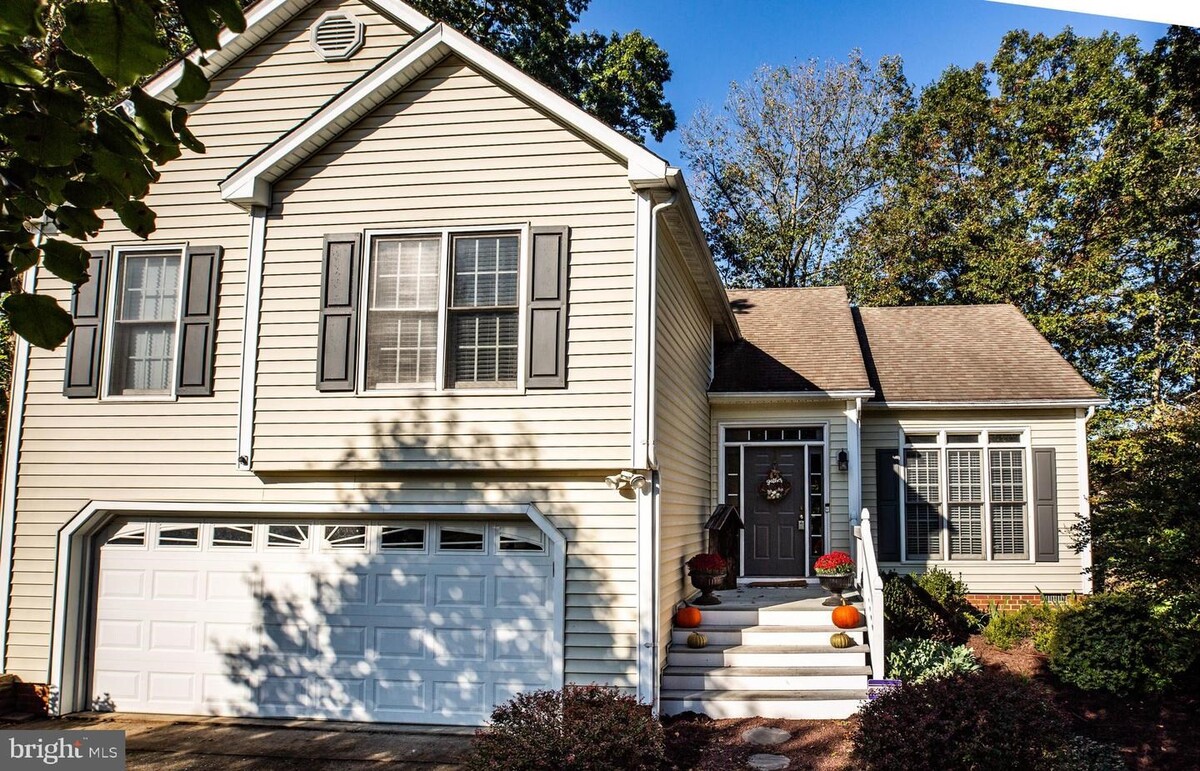 Images Kathleen O'Blinsky, Long & Foster Real Estate, Inc.
