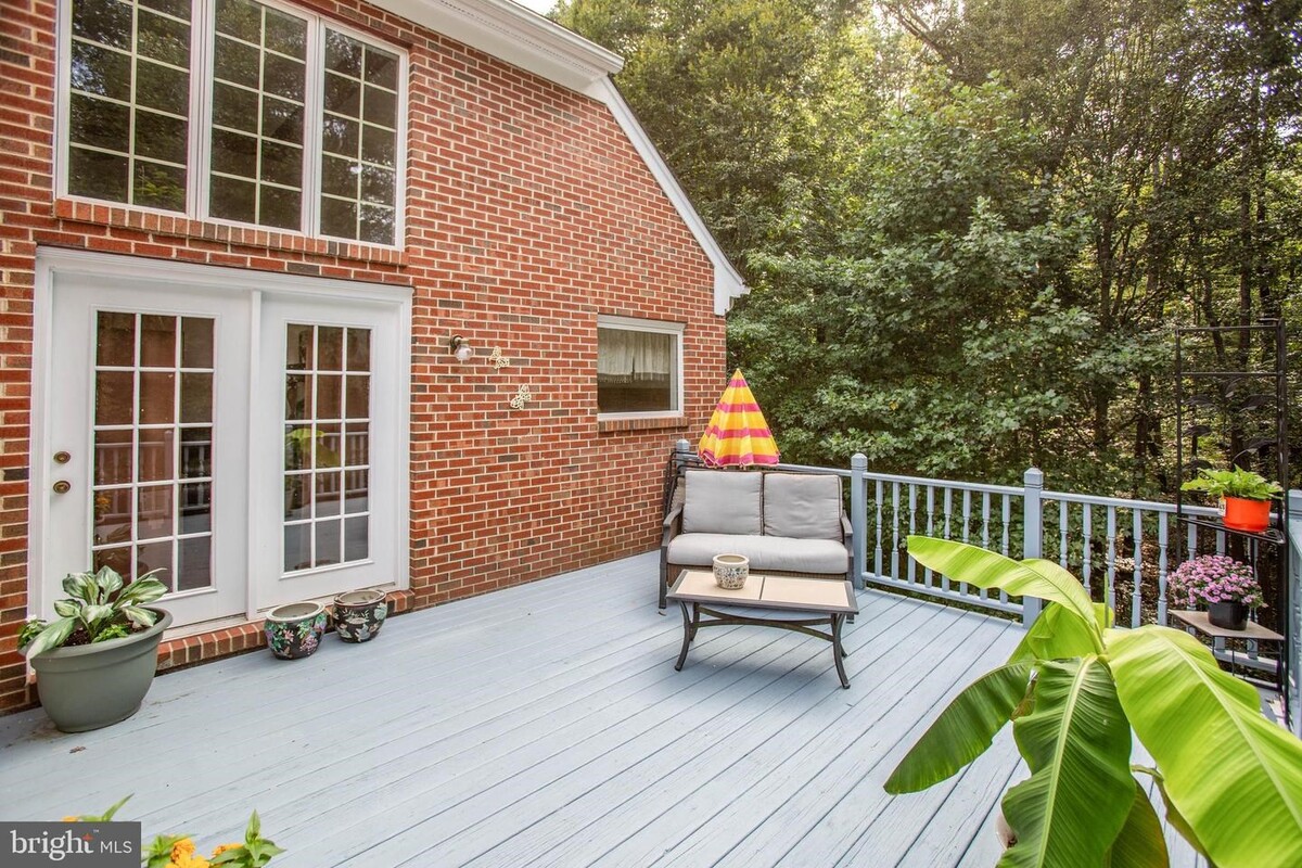 Images Kathleen O'Blinsky, Long & Foster Real Estate, Inc.