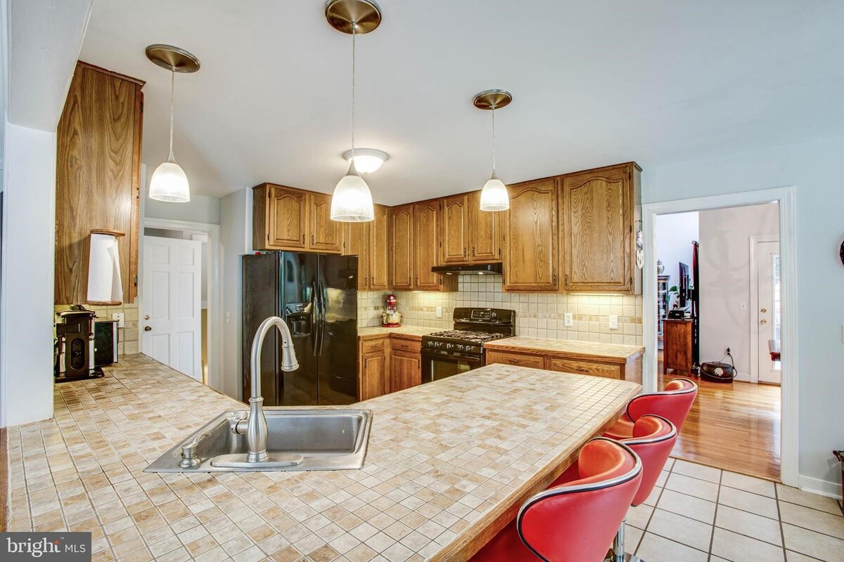 Images Kathleen O'Blinsky, Long & Foster Real Estate, Inc.