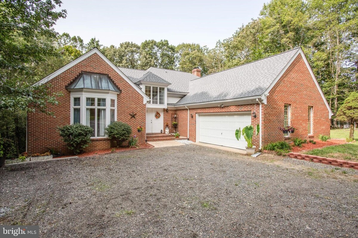Images Kathleen O'Blinsky, Long & Foster Real Estate, Inc.