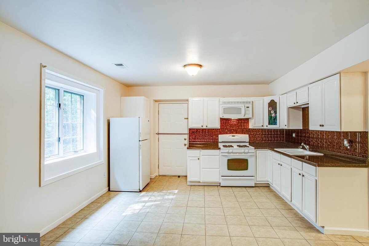Images Kathleen O'Blinsky, Long & Foster Real Estate, Inc.