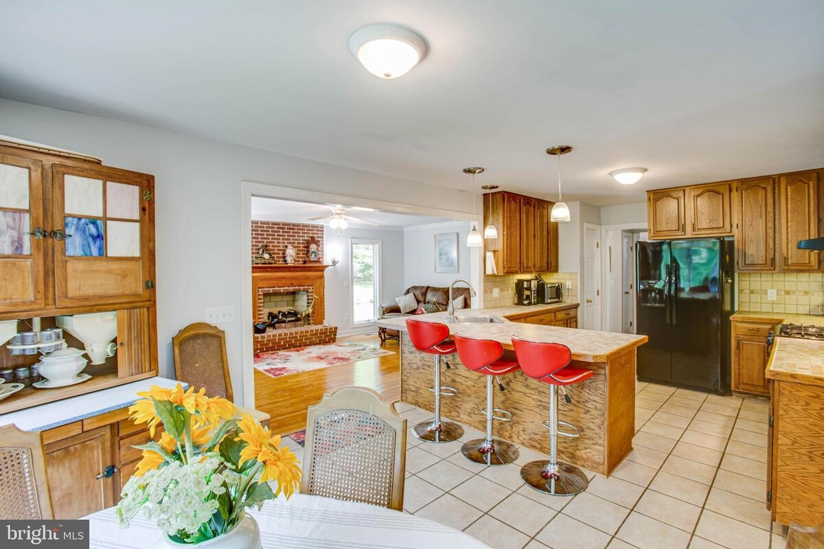 Images Kathleen O'Blinsky, Long & Foster Real Estate, Inc.