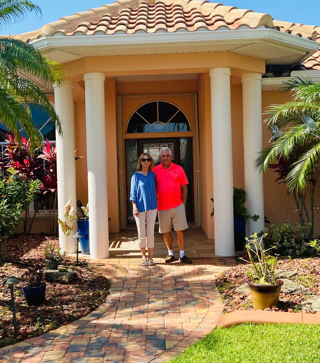 Images Deborah Tomczak, Realtor RE/MAX Elite