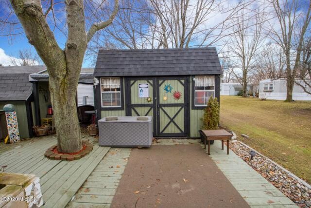 Images Sheila Scott with Cressy & Everett Real Estate