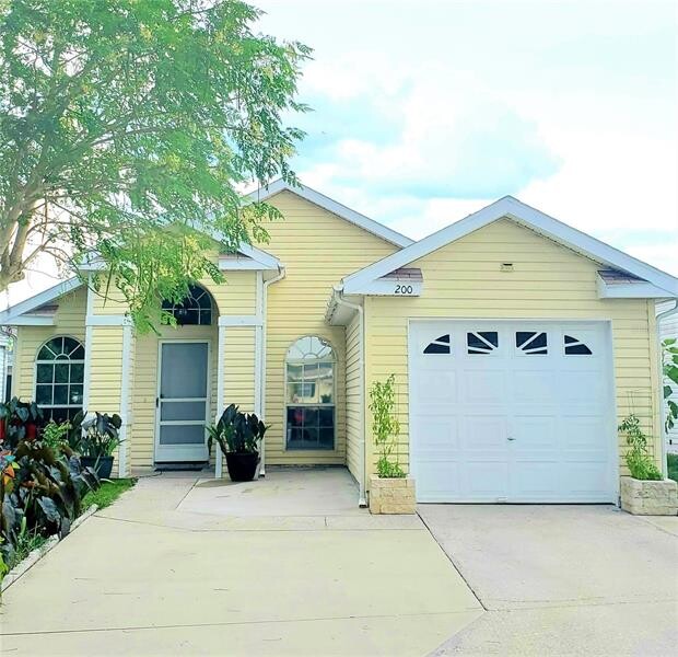 Images Hollie Tutrani, Realtor - La Rosa Realty