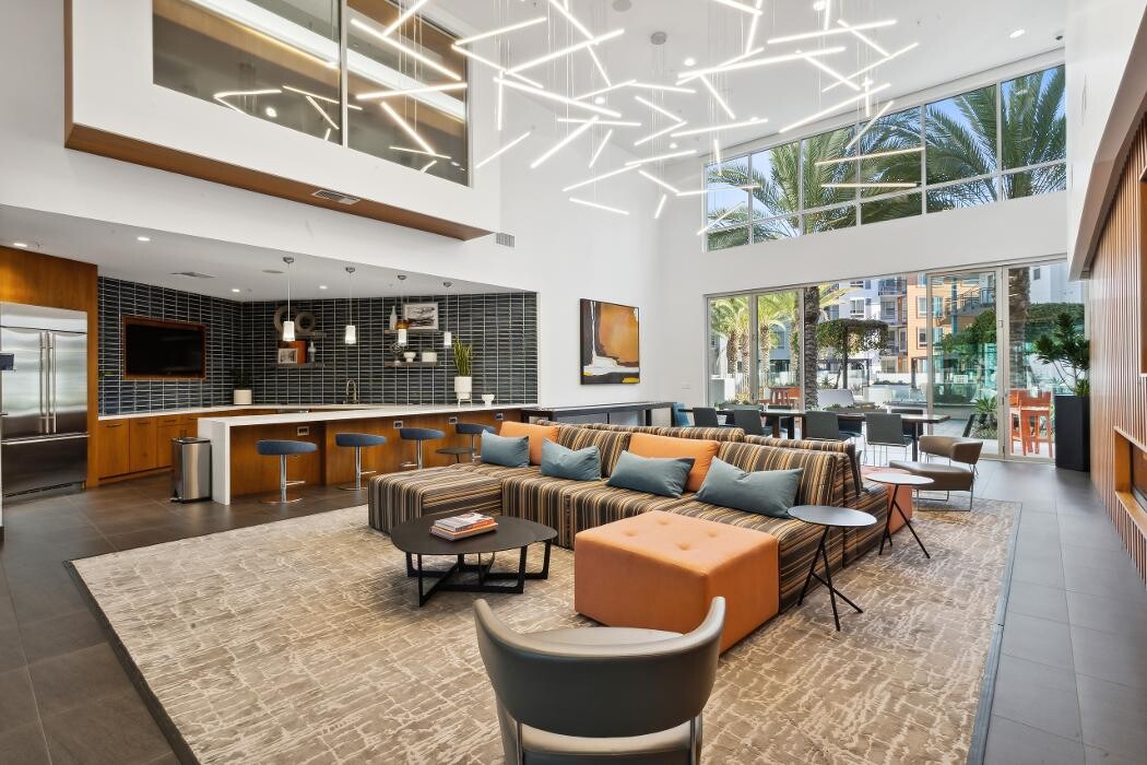 Images AMLI Uptown Orange
