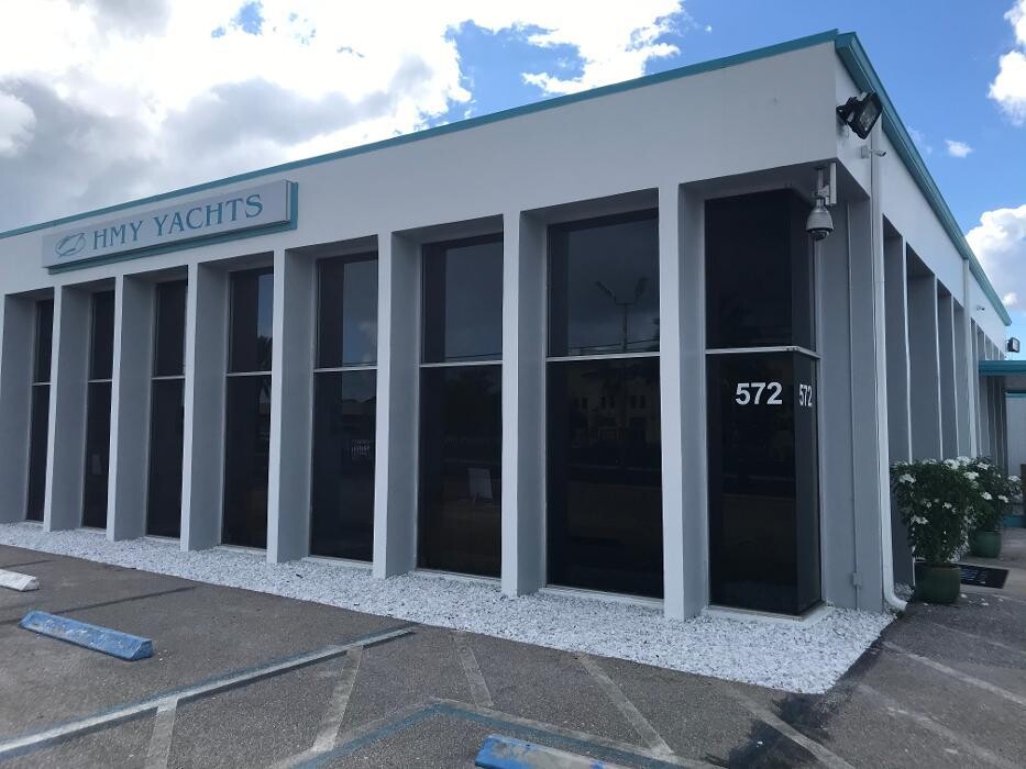 Images HMY Yacht Sales - Outboard Boating Center